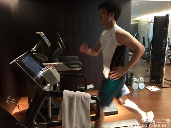 王力宏深夜鍛煉展現(xiàn)健碩手臂，網(wǎng)友熱切期待秀胸肌風(fēng)采